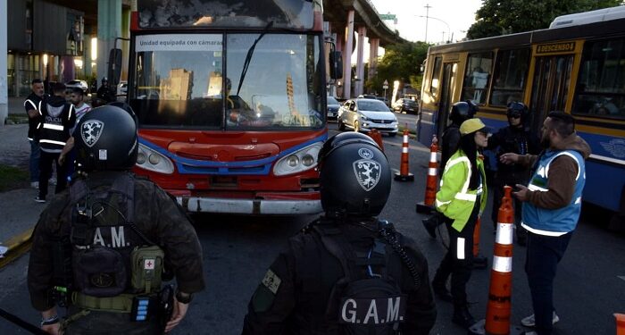 Un prófugo detenido, 33 personas con derecho de admisión y más de 220 actas contravencionales en los operativos de seguridad en Boca–Talleres y Vélez–Argentinos Juniors