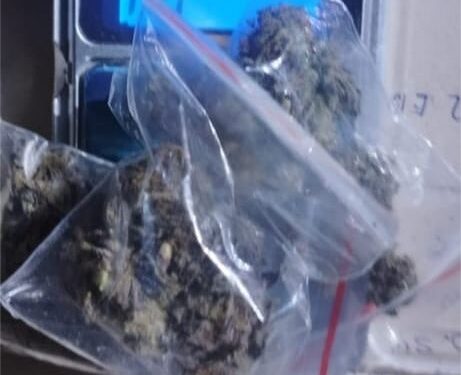 La Policía de la Ciudad detuvo a dos personas por vender drogas y ofrecer un soborno