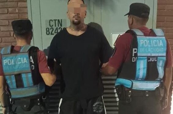 Un italiano con un arma y una placa falsa de la policía fue detenido en Villa Pueyrredón