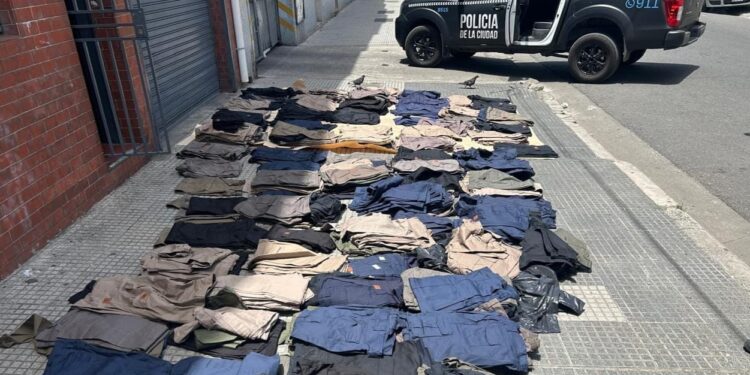 La Policía de la Ciudad detuvo a un empleado ladrón y sus dos cómplices por el robo de 700 pantalones de una fábrica