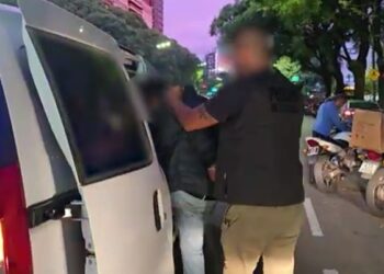 Gracias al Anillo Digital, la Policía de la Ciudad detuvo a dos chilenos indocumentados que abrieron un vehículo con un inhibidor y robaron pertenencias