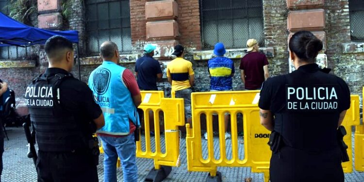 La Policía de la Ciudad detuvo a cuatro hombres con pedidos de captura por robo y estafas, y labró 184 actas en el operativo por Boca–Gimnasia de Mendoza