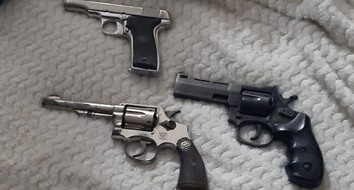 La Policía de la Ciudad realizó cinco allanamientos simultáneos por trata de personas en la villa 21-24: dos detenidos y múltiples secuestros