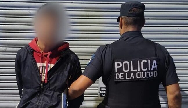 Detuvieron a dos “rompeportones” que robaban edificios ingresando por los garajes. Uno tenía varios antecedentes y una condena