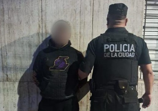 La Policía de la Ciudad detuvo a cuatro chilenos por intento de robo a concesionaria de motos en Balvanera