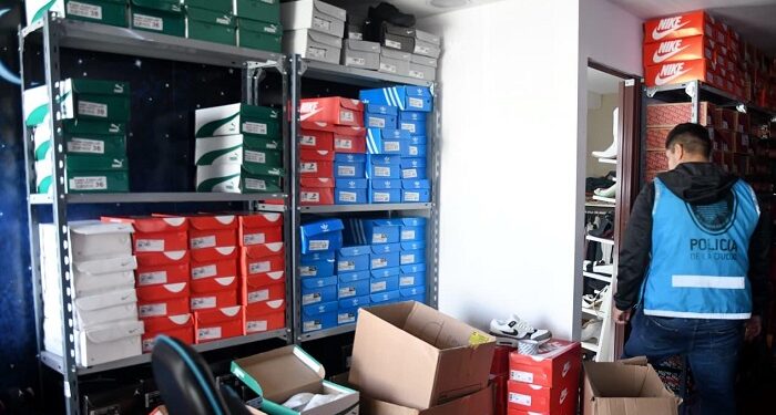 Operativo en Avellaneda por contrabando: La Policía de la Ciudad secuestró más de 800 pares de zapatillas de primeras marcas falsificadas