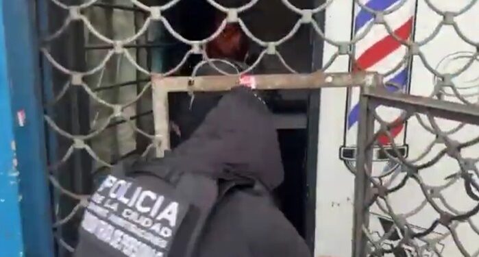 Allanaron una barbería del barrio de Floresta, en el que se ocultaba un prostíbulo
