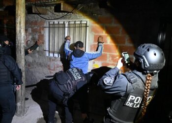 La Ciudad despliega un impresionante operativo simultáneo con más de 1.500 efectivos para reforzar la seguridad en las villas: ya hay 20 detenidos