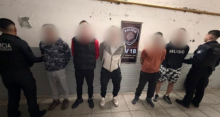 Detuvieron a 5 hombres con antecedentes que ingresaron a un departamento y amenazaron a su dueña para que pague supuestos alquileres