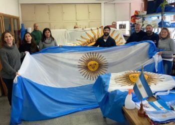 Día de la Bandera: quiénes hacen, cuidan y mantienen vivos los colores de la patria
