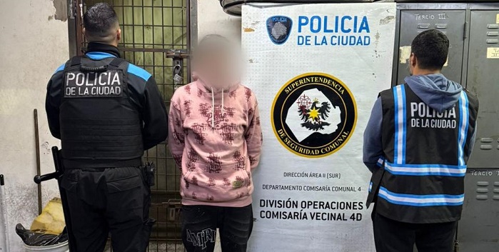 La Policía de la Ciudad detuvo en Barracas a un hombre que fue filmado por un influencer mientras le robaba