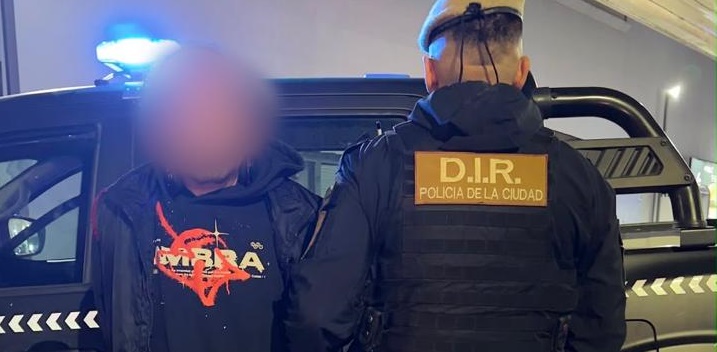Un senegalés con 25 antecedentes y tobillera electrónica fue detenido por la Policía de la Ciudad, junto a un paraguayo, con mercadería presuntamente robada