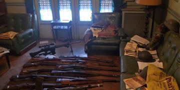 Secuestraron un arsenal militar y elementos con simbología nazi en una vivienda de Flores