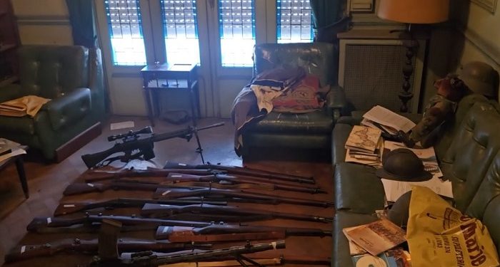 Secuestraron un arsenal militar y elementos con simbología nazi en una vivienda de Flores