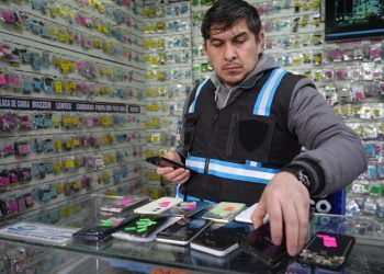 La Ciudad clausuró en Once una galería y 10 cuevas de celulares robados