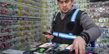 La Ciudad clausuró en Once una galería y 10 cuevas de celulares robados