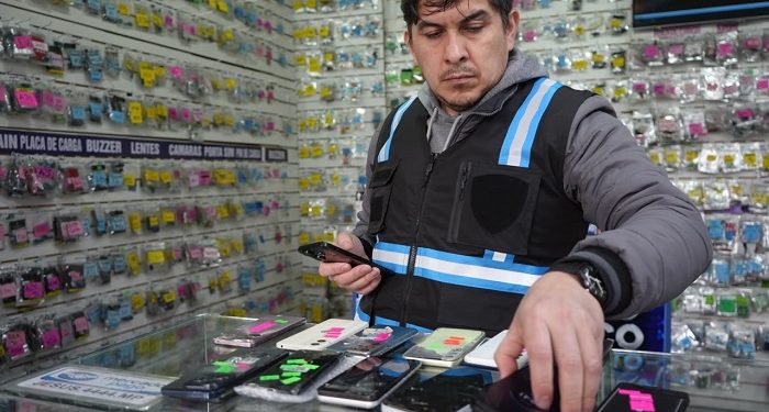 La Ciudad clausuró en Once una galería y 10 cuevas de celulares robados