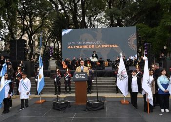 La Ciudad homenajeó al Libertador General San Martín y reconoció a policías, maestros y médicos, “héroes de hoy”