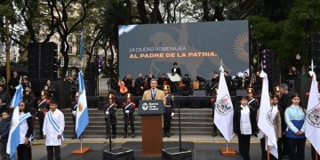 La Ciudad homenajeó al Libertador General San Martín y reconoció a policías, maestros y médicos, “héroes de hoy”