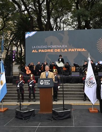 La Ciudad homenajeó al Libertador General San Martín y reconoció a policías, maestros y médicos, “héroes de hoy”