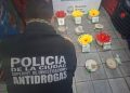 La Policía de la Ciudad detuvo en Balvanera a un chileno con antecedentes y más de 3 kilos de pasta base ocultos en cestas de flores