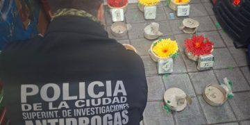 La Policía de la Ciudad detuvo en Balvanera a un chileno con antecedentes y más de 3 kilos de pasta base ocultos en cestas de flores