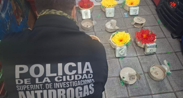 La Policía de la Ciudad detuvo en Balvanera a un chileno con antecedentes y más de 3 kilos de pasta base ocultos en cestas de flores