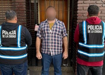 La Policía de la Ciudad detuvo a un hombre que fingía ser miembro de una fuerza de seguridad y tenía una condena por amenazas