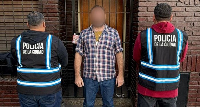 La Policía de la Ciudad detuvo a un hombre que fingía ser miembro de una fuerza de seguridad y tenía una condena por amenazas
