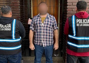 La Policía de la Ciudad detuvo a un hombre que fingía ser miembro de una fuerza de seguridad y tenía una condena por amenazas