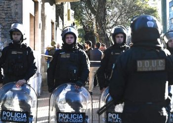La Policía de la Ciudad desalojó un edificio usurpado hace más de 26 años en Parque Patricios tras el enfrentamiento entre barras de Huracán