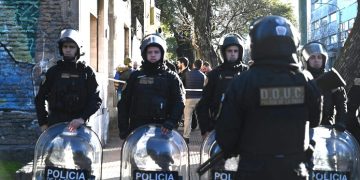 La Policía de la Ciudad desalojó un edificio usurpado hace más de 26 años en Parque Patricios tras el enfrentamiento entre barras de Huracán