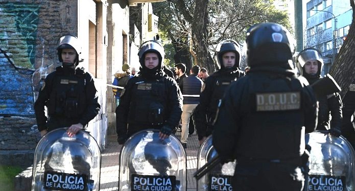 La Policía de la Ciudad desalojó un edificio usurpado hace más de 26 años en Parque Patricios tras el enfrentamiento entre barras de Huracán